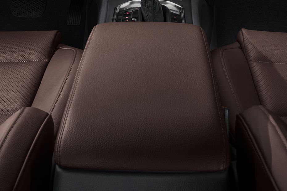 Rear Cross View of Hongqi H7