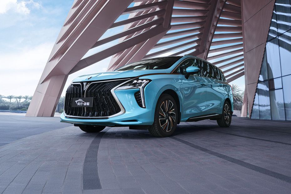 U-Tour Front deep low Angle View