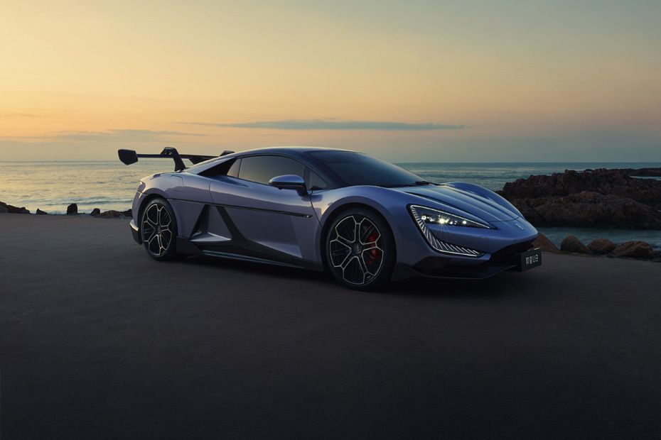 BYD Yangwang U9 Front Medium View