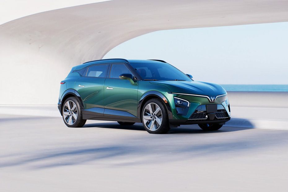 VINFAST VF7 Front Medium View