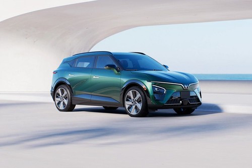 VINFAST VF7 Front Medium View