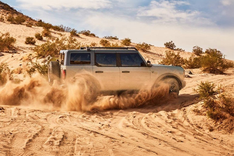 Bronco (2023-2024) Medium Angle Front View