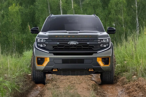 Full Front View of Expedition