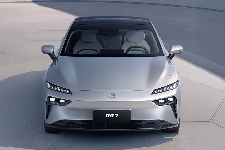 Full Front View of 007