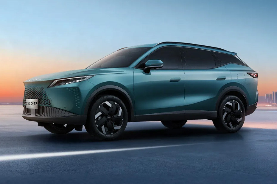 OMODA C7 Front Side View