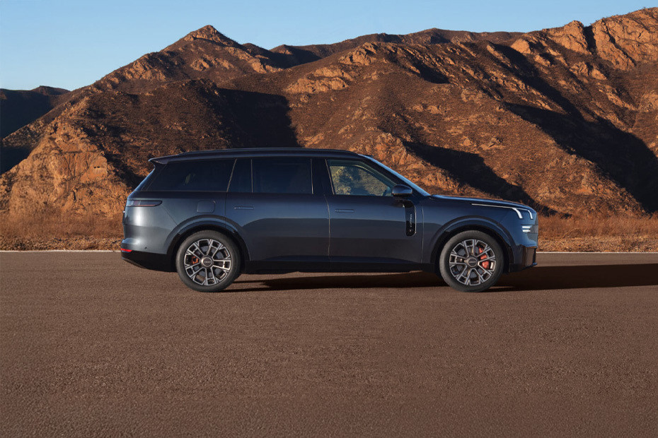 900 Medium Angle Front View