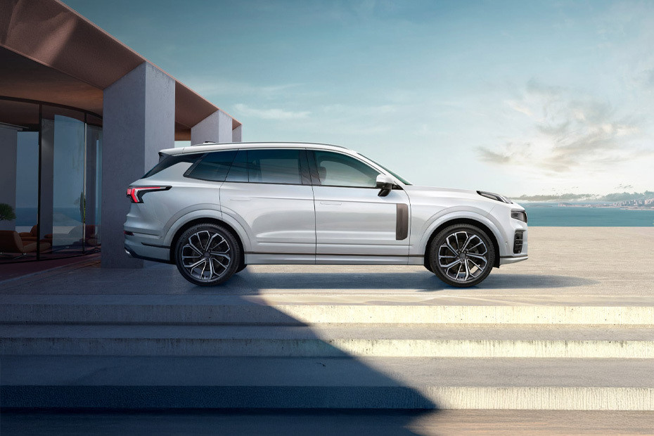 09 Medium Angle Front View