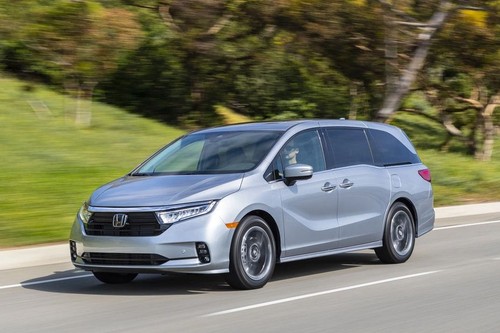 Honda Odyssey (2016-2024) Front Cross Side View