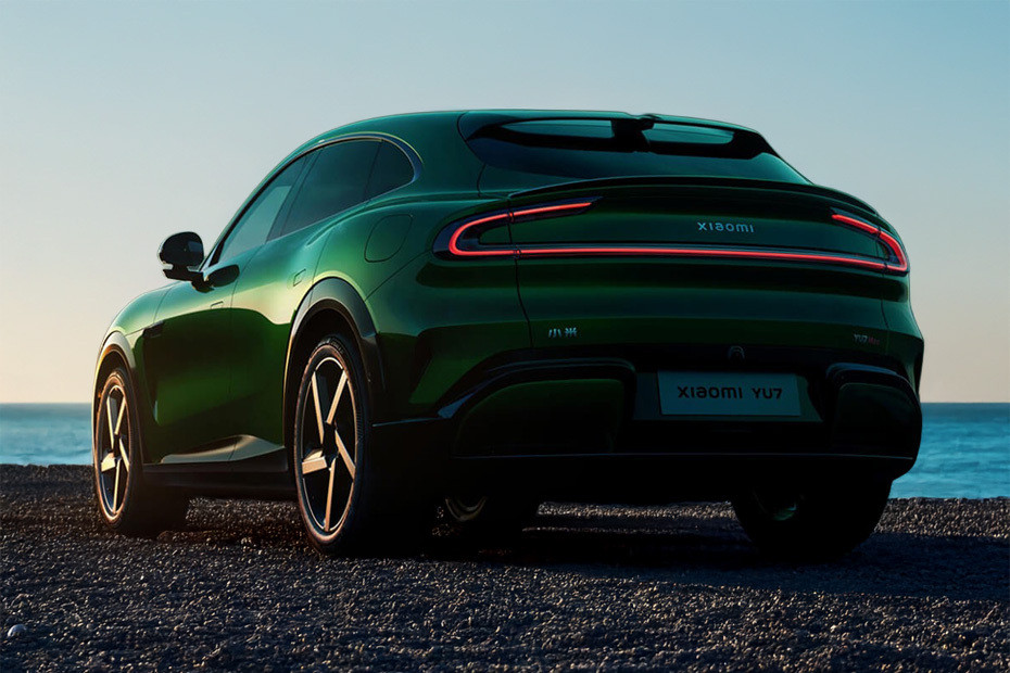 Rear Medium View of Xiaomi YU7