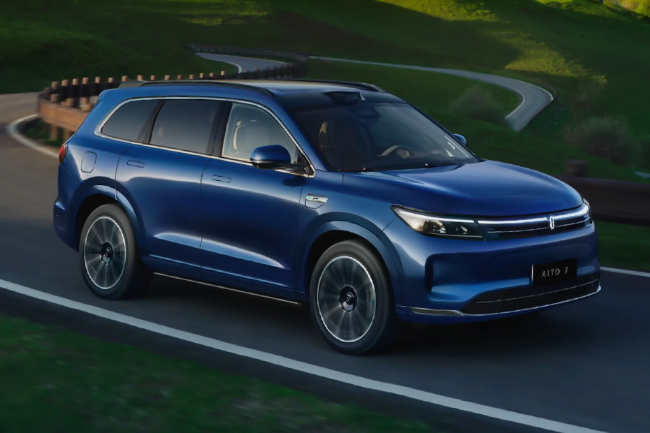 AITO 7 Front Cross Side View