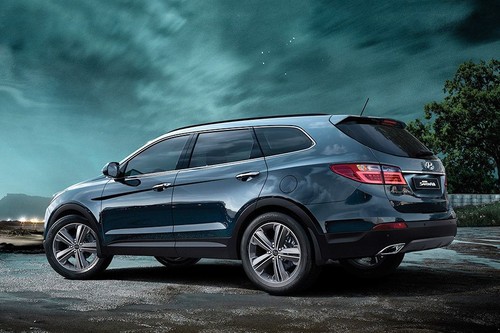 Rear Cross View of Hyundai Grand Santa Fe