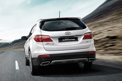 Rear Medium View of Hyundai Grand Santa Fe