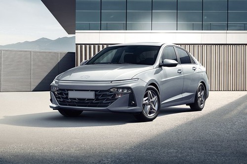 Hyundai Accent Front Cross Side View