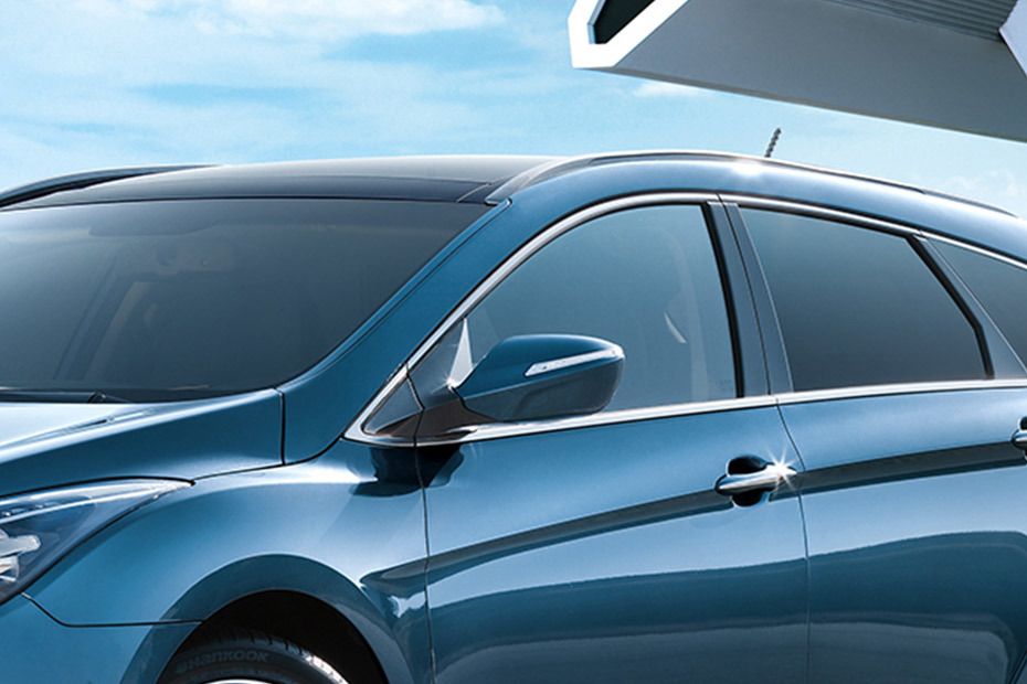 Hyundai i40 Drivers Side Mirror Front Angle