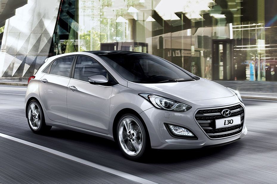 Hyundai i30 Front Cross Side View