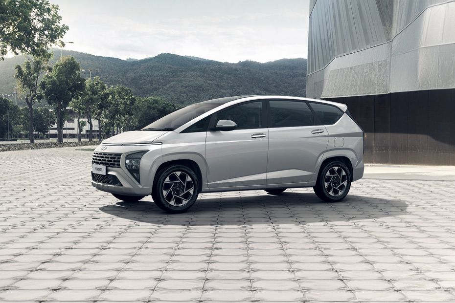 Rear Cross View of Hyundai Stargazer	