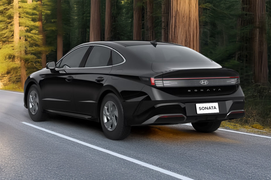 Rear Cross Side View of Hyundai Sonata