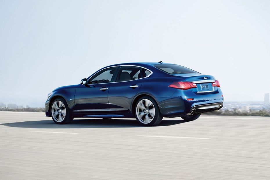 Rear Cross Side View of Infiniti Q70