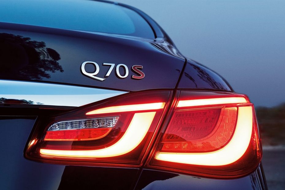 Q70 Tail light