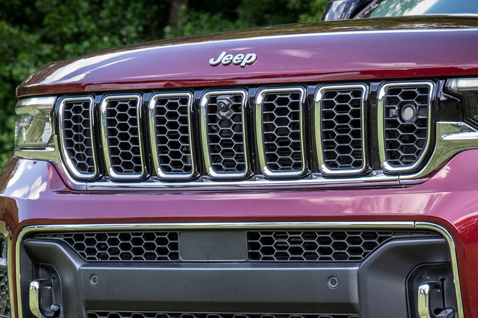 Grand Cherokee Grille View