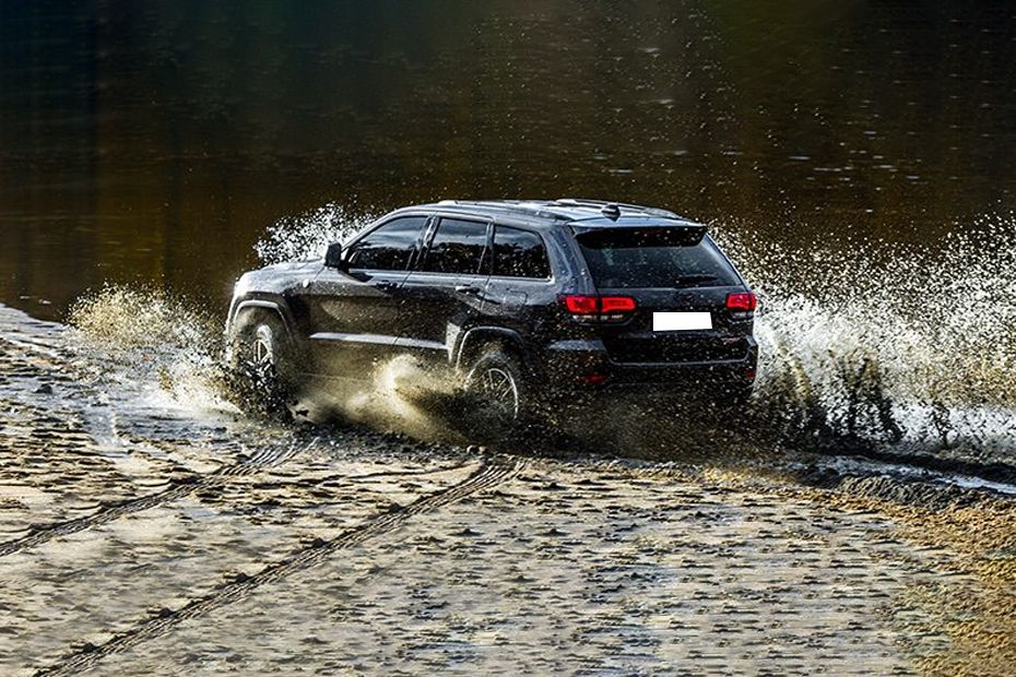Rear Cross View of Jeep Grand Cherokee-2012