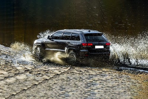 Rear Cross View of Jeep Grand Cherokee-2012