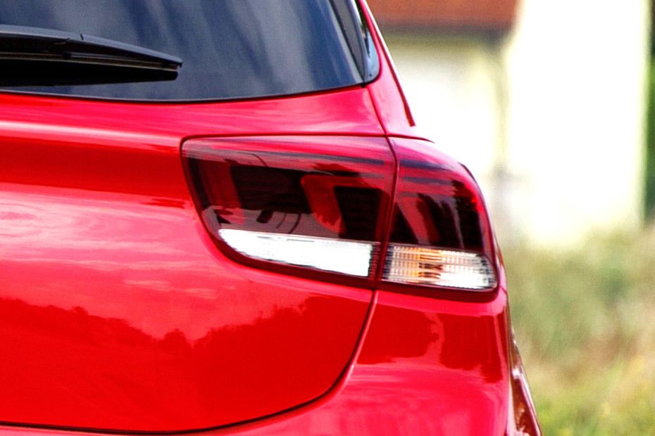Rio 5-Door Tail light