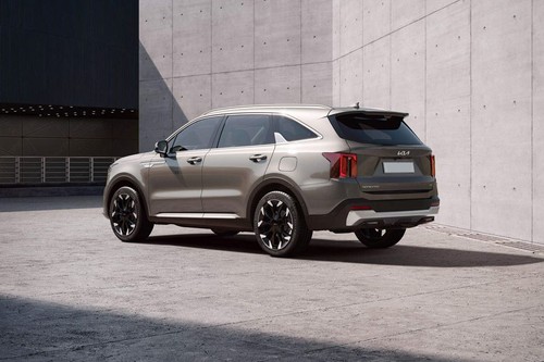 Rear Cross Side View of KIA Sorento
