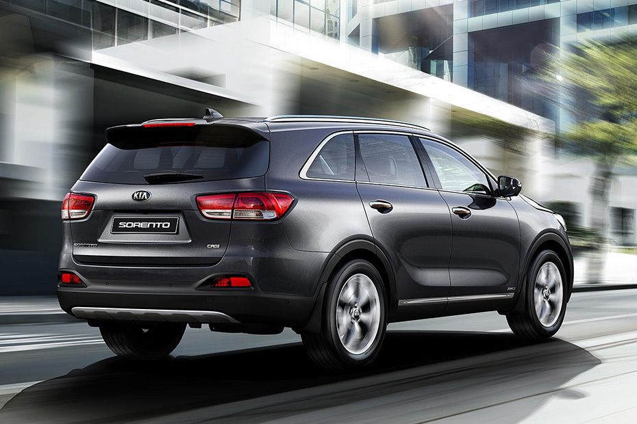 Sorento (2012-2018) Rear angle view