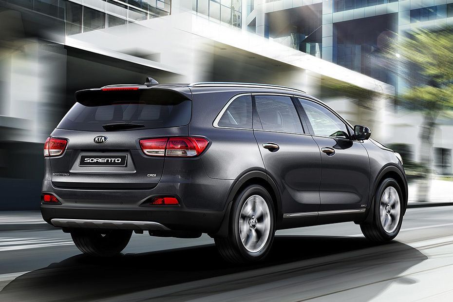 Sorento (2012-2018) Rear angle view