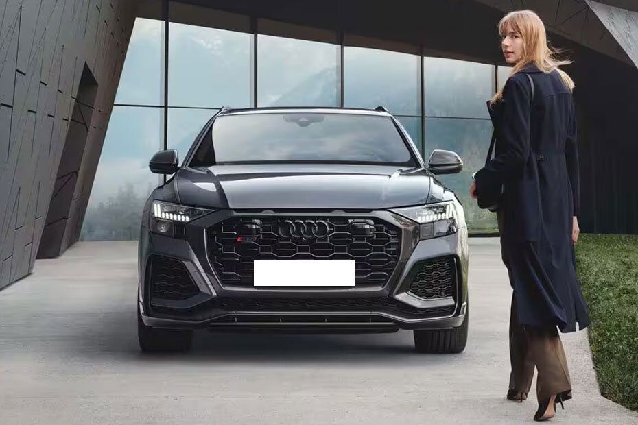 Full Front View of RS Q8