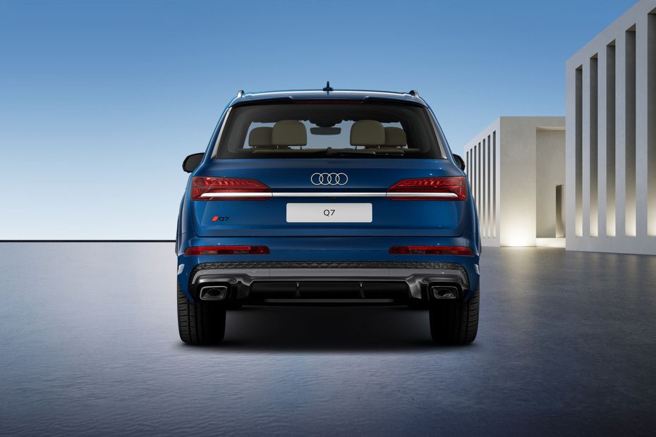 Full Rear View of Audi Q7 