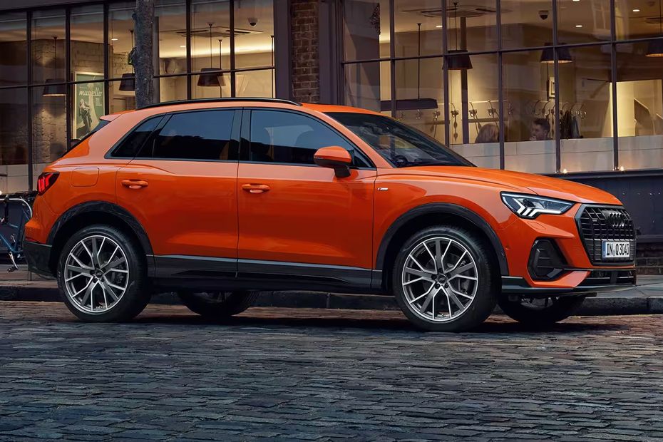 Audi Q3 2022-2025 Front Cross Side View