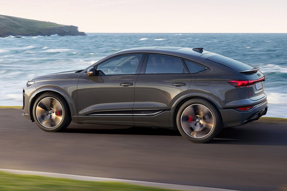 Rear Cross View of Audi Q6 Sportback e-tron