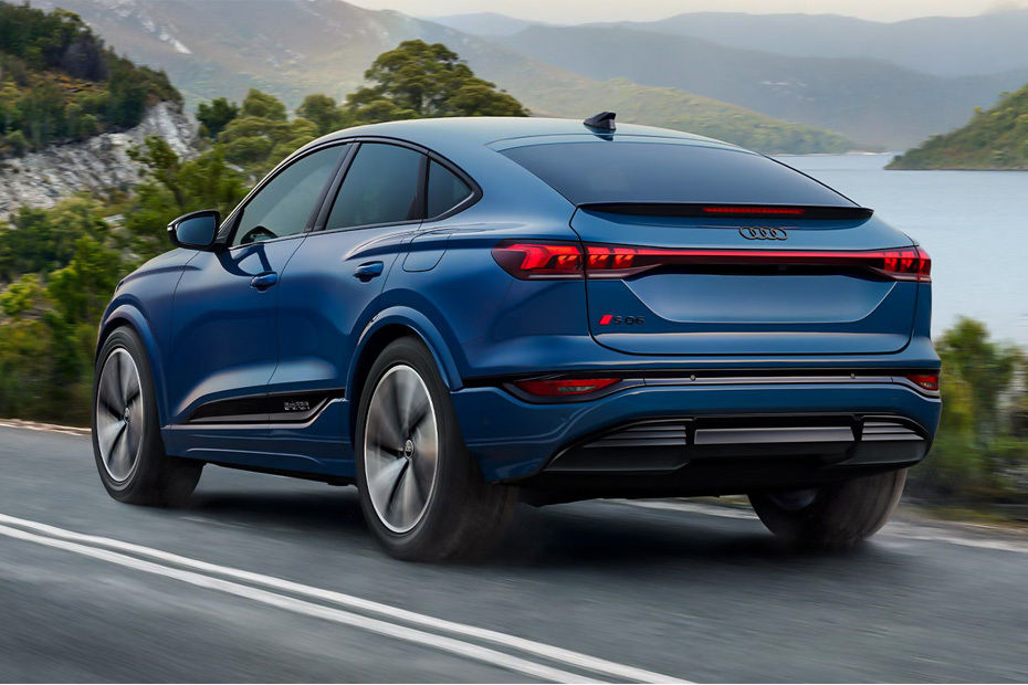 Rear Cross Side View of Audi SQ6 Sportback e-tron