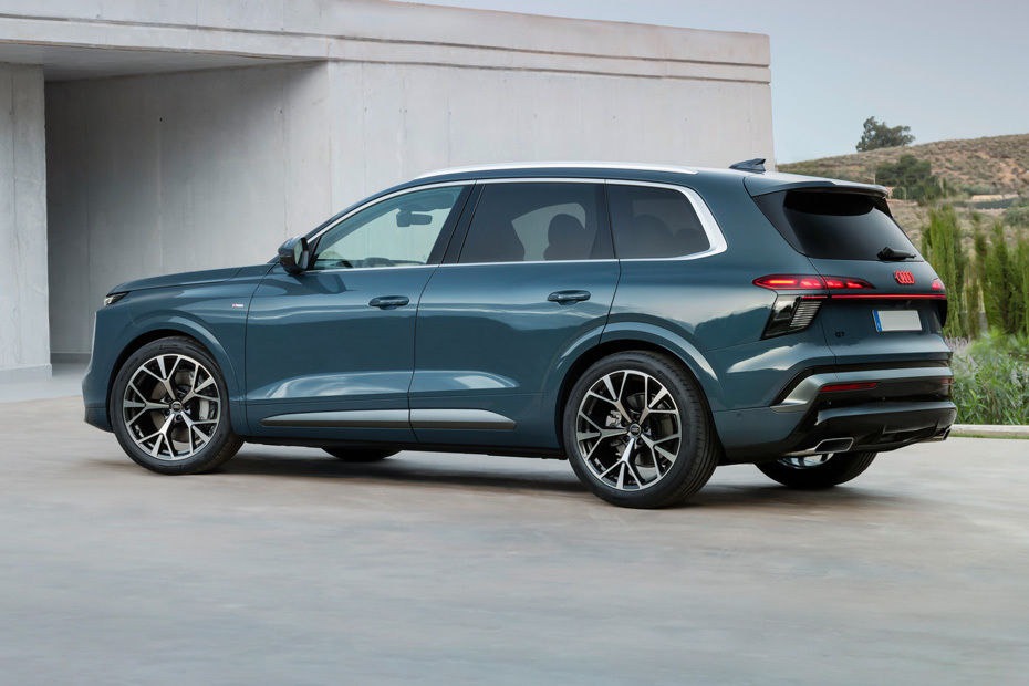 Rear Cross Side View of Audi Q7 2026