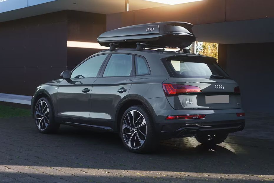 Q5 (2023-2024) Rear angle view
