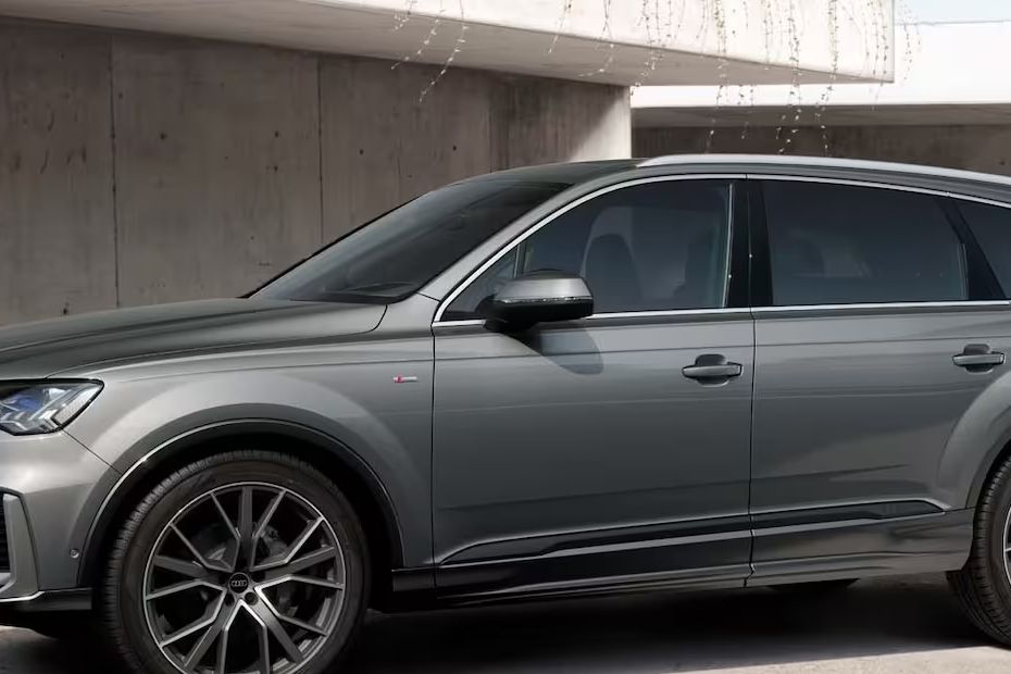 Audi Q7 (2022-2023) Drivers Side Mirror Front Angle