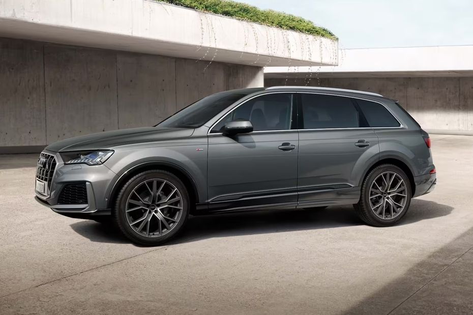 Audi Q7 (2022-2023) Front Side View