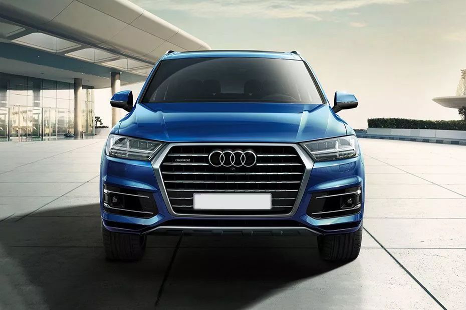 Full Front View of Q7 (2022-2023)