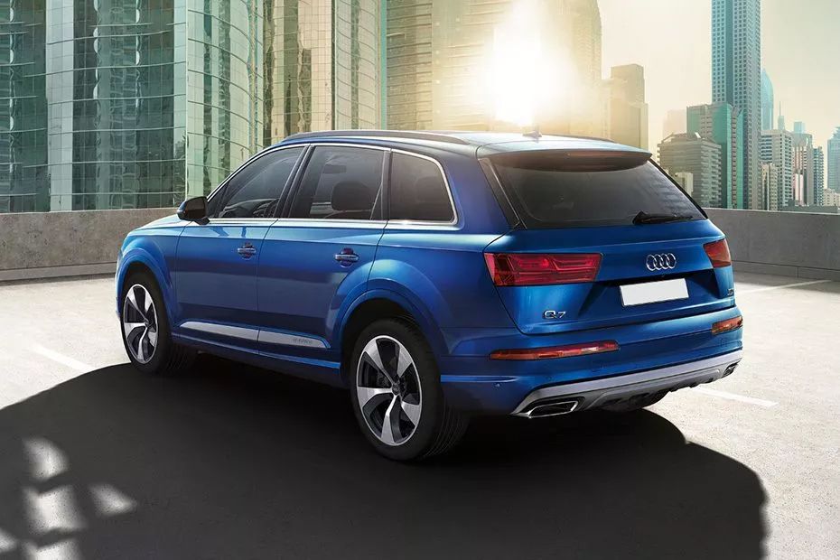 Rear Cross Side View of Audi Q7 (2022-2023)