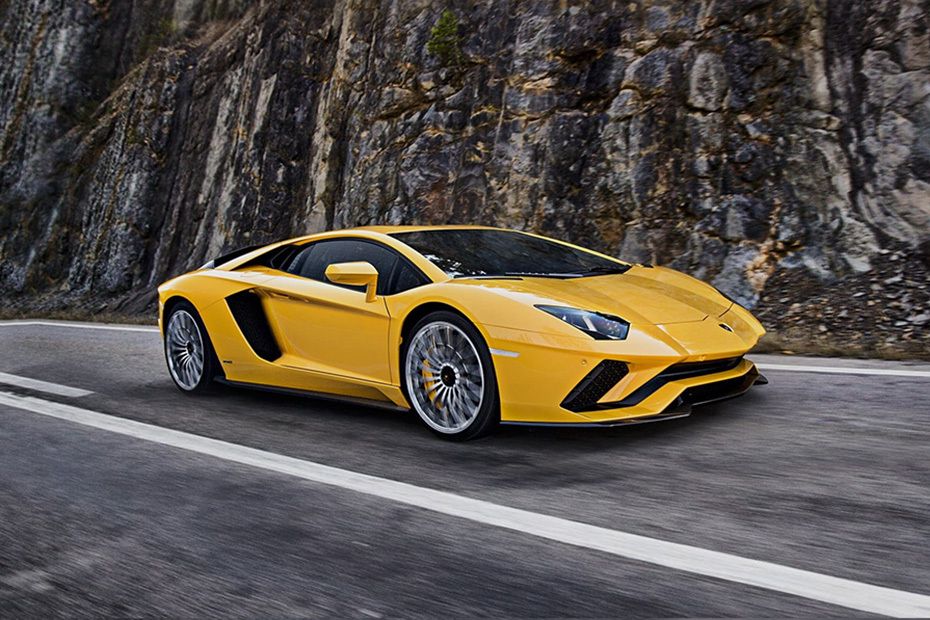 Lamborghini Aventador Front Cross Side View