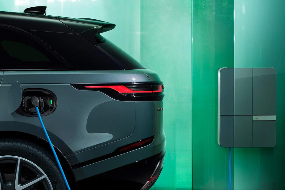 Gas Cap Open of Range Rover Velar