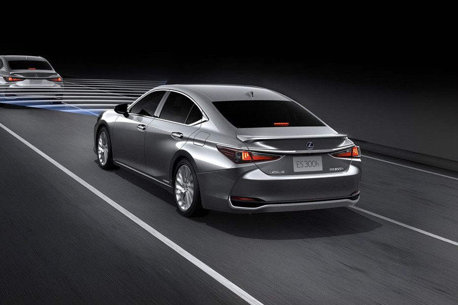 Rear Cross Side View of Lexus ES