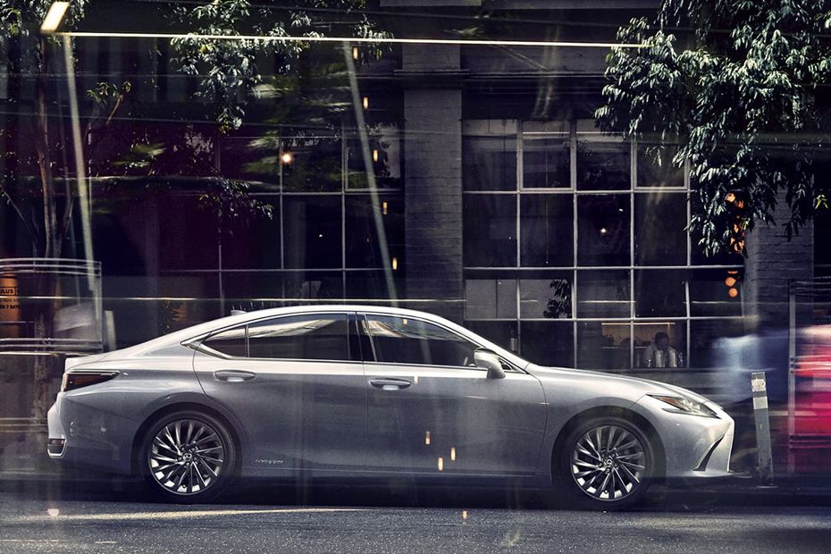 Lexus ES Hybrid Drivers Sideview