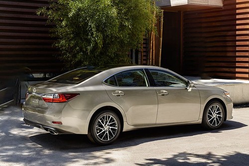 ES (2013-2021) Rear angle view