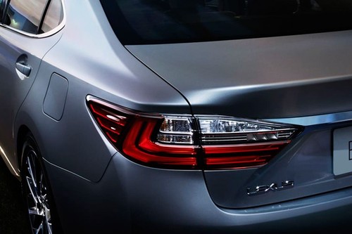 ES (2013-2021) Tail light