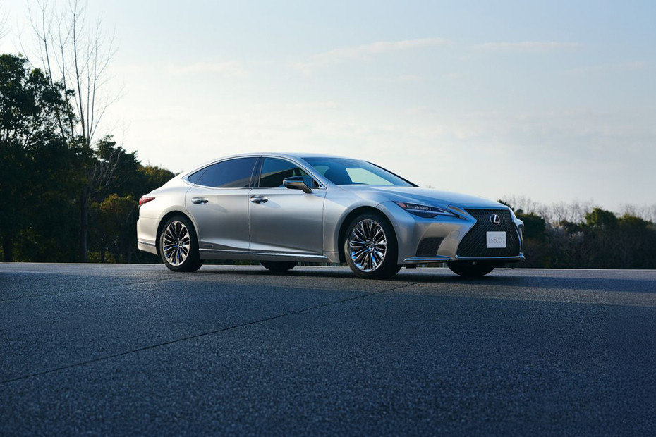 Lexus LS Hybrid Front Cross Side View