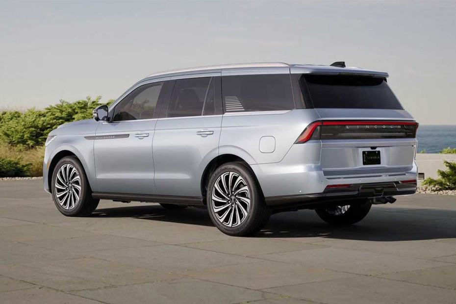 Rear Cross Side View of Lincoln Navigator