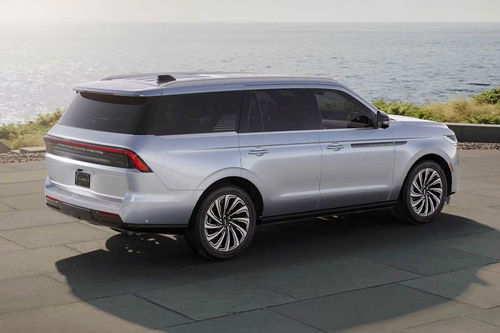 Rear Cross View of Lincoln Navigator